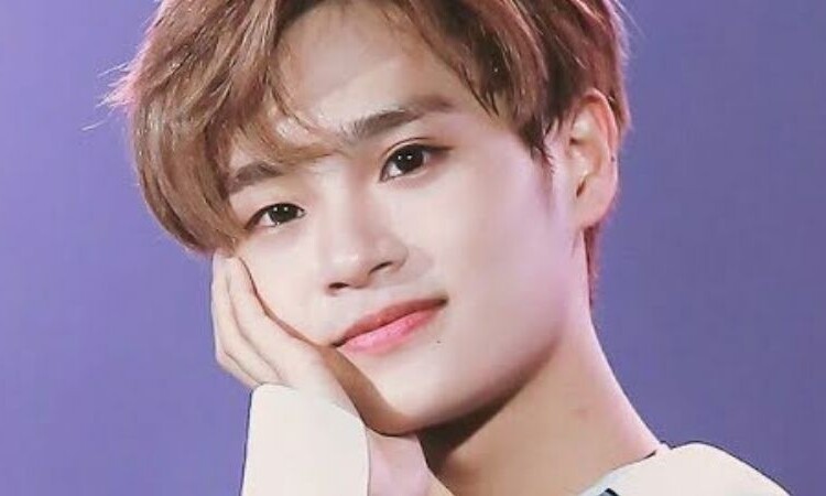 Daehwi de AB6IX se siente avergonzado por su vestuario y Chaeyeon de IZ*ONE lo ayuda