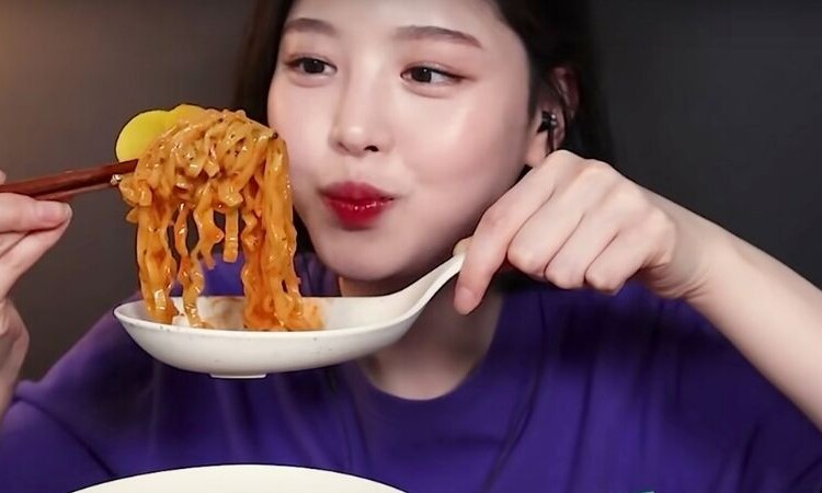 Conoce a los ídolos de K-pop que podrían tener su propio programa de mukbang