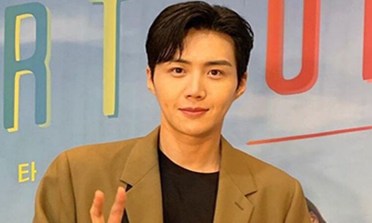 Kim Seon Ho enamora a los netizens por este lindo hábito que tiene