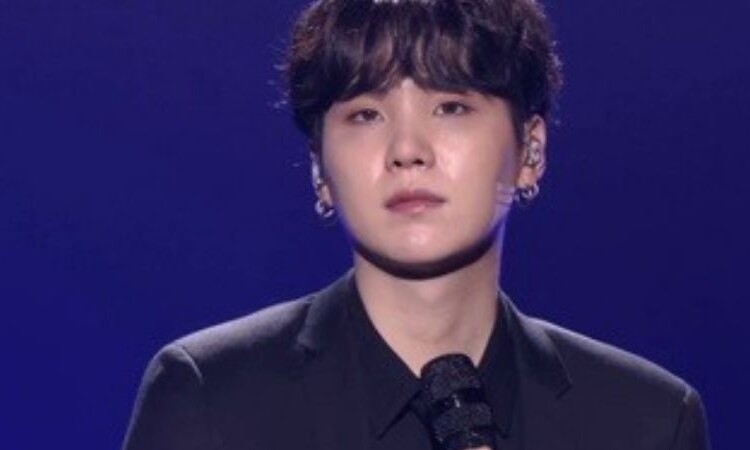 Suga de BTS hace su primera aparición tras cirugía en 