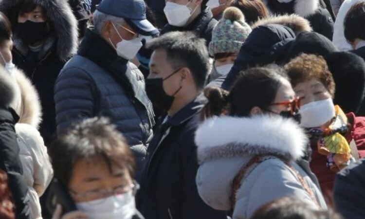 Corea del Sur supera la marca de 1,000 casos de COVID-19 en un día por primera vez