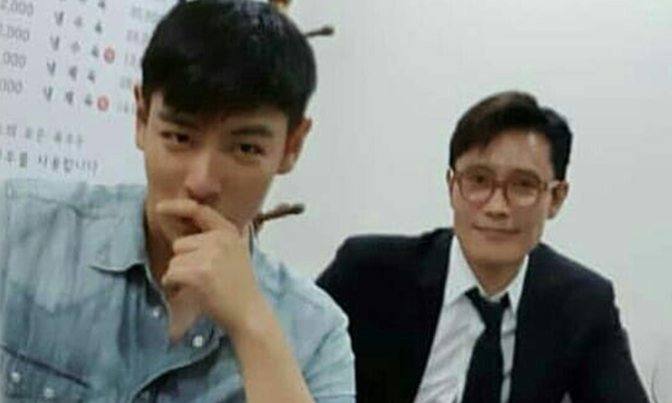 TOP de BIGBANG felicita al actor Lee Byung Hun por su libro