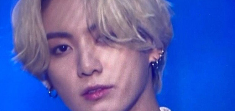 A revista de moda ELLE menciona que a loira Jungkook da BTS conquista a mídia