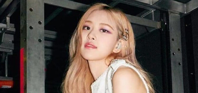As fotos de graduação de Rose da BLACKPINK estão gerando controvérsia sobre sua mudança