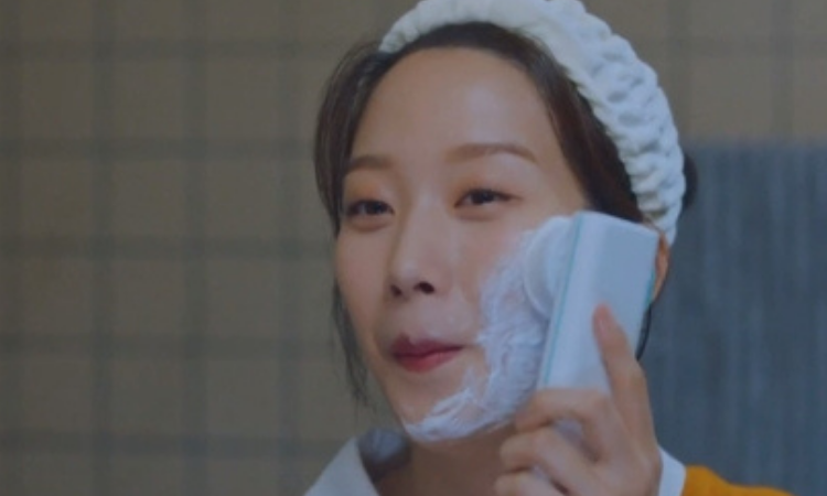 Esta es la máquina de limpieza usada por Joo Kyung en 'True Beauty'