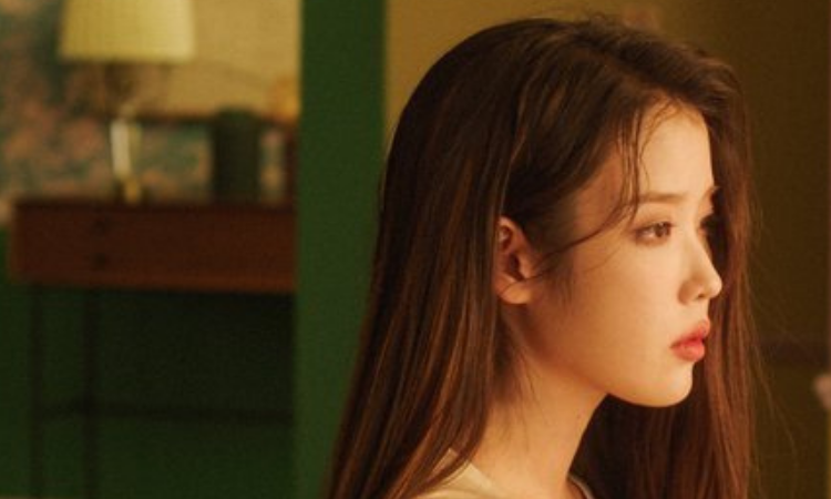 IU revela foto teaser para su nuevo álbum ‘Celebrity’