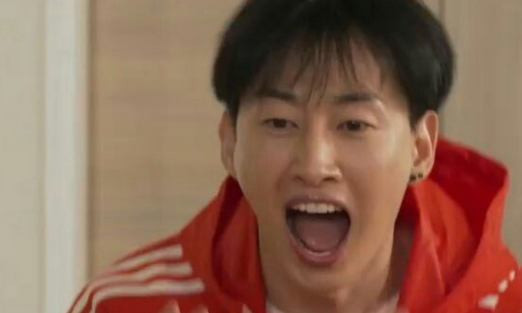 Esta fue la reacción de Eunhyuk de Super Junior al recibir un condón mientras estaba en el escenario