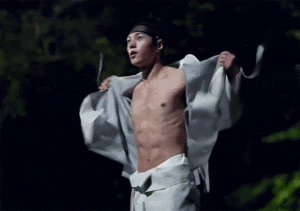 Kim MyungSoo hace alarde de su físico en su canal de YouTube