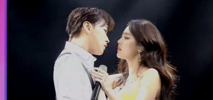 Netizens furiosos ao ver Sungmin e Kim Sa Eun atuando juntos na prévia da 'Miss Trote 2'.