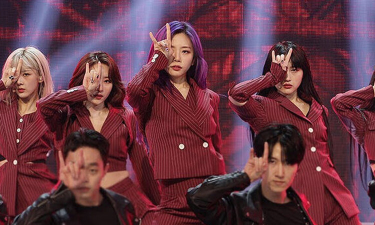 DREAMCATCHER revela su nueva light stick y una tunica