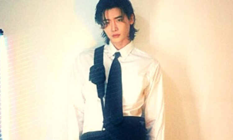 Lee Jong Suk luce increíble en varios atuendos de Prada para la revista Esquire