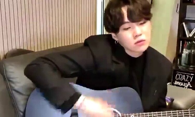 Suga do BTS revela porque aprendeu a tocar guitarra