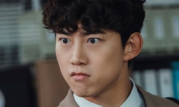 Taecyeon de 2PM es un apasionado becario en el dorama Vicenzo