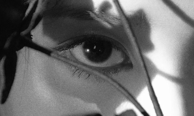 IU revela imagen teaser para su nuevo álbum 'BYLAC'