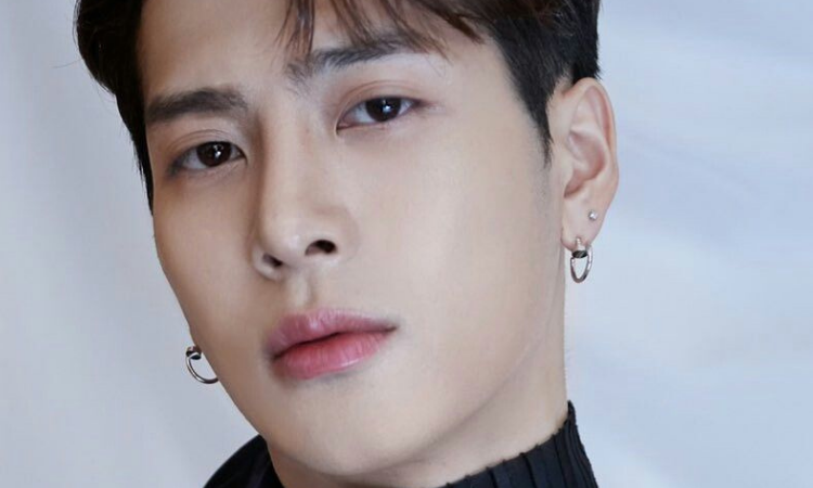 Jackson de Got7 se hace tendencia por ayudar a una anciana en la calle