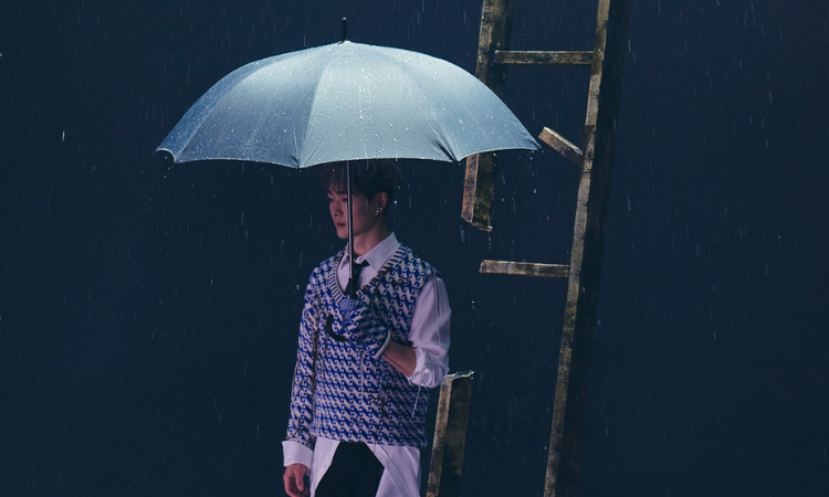 Onew de SHINee protagoniza un teaser bajo la lluvia para su regreso con 'Don't Call Me'