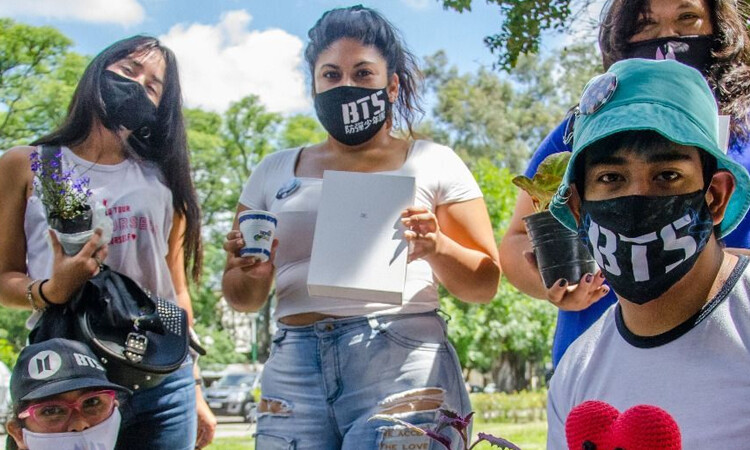 ARMY de Argentina realiza reunión solidaria en el parque San Martín por el cumpleaños de J-Hope de BTS