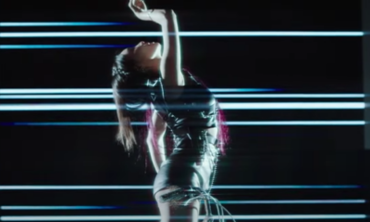 Chungha estrena el enérgico vídeo musical de 'Bicycle'