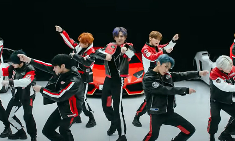 CRAVITY revela el fascinante performance de MY TURN en sus trajes de pilotos