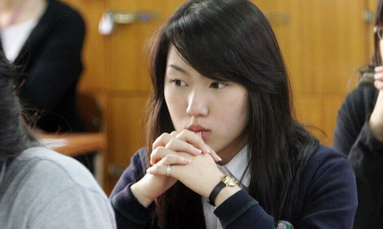 Estudiante de secundaria graba a su madrastra que trata de asesinarla