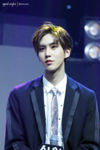 El bello trabajador a tiempo parcial de BWCW Pop-Up Store de EXO