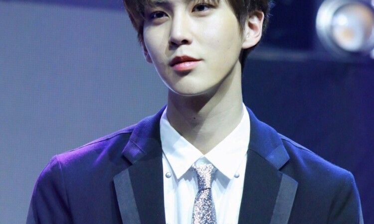 El bello trabajador a tiempo parcial de BWCW Pop-Up Store de EXO