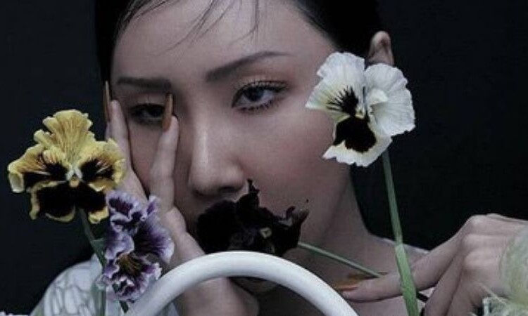 Hwasa de MAMAMOO luce sexy y elegante para Vogue Korea