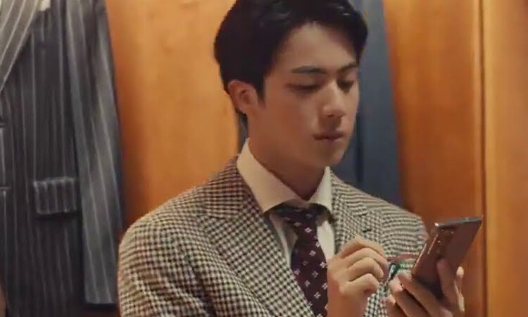 Jin revela en como tiene guardado a BTS en su telefono