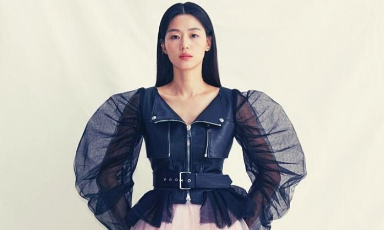 Actriz Jun Ji Hyun luce un atuendo de Alexander McQueen