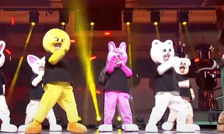 Stray Kids realiza adorable presentación de God´s Menu version SKZOO