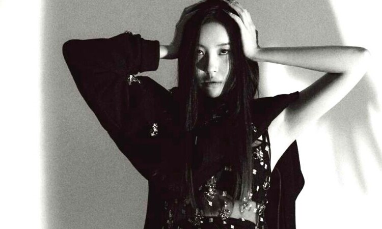 Sunmi luce elegante en negro para la revista Vogue Korea
