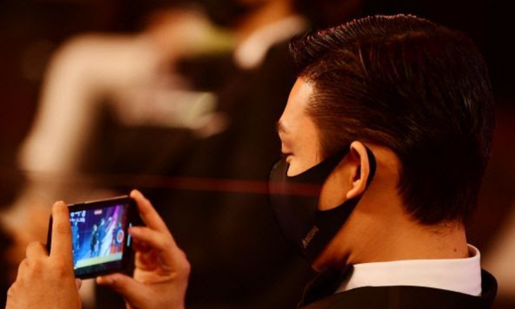 Actor Yoo Ah In muestra ser un fanático de MONSTA X en los Blue Dragon Film Awards