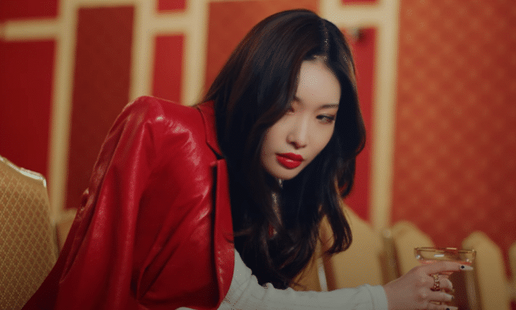 Chungha muestra su sabor latino en el MV de 'Demente' con Guaynaa