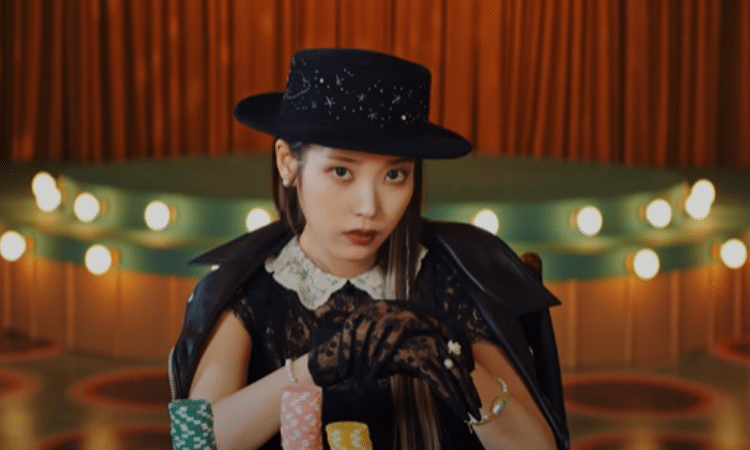 IU es una jugadora profesional en el vídeo musical de 'Coin'