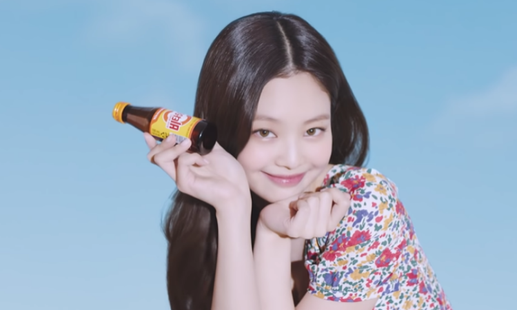 Jennie de BLACKPINK muestra sus encantos en el nuevo comercial de 'Vita500'