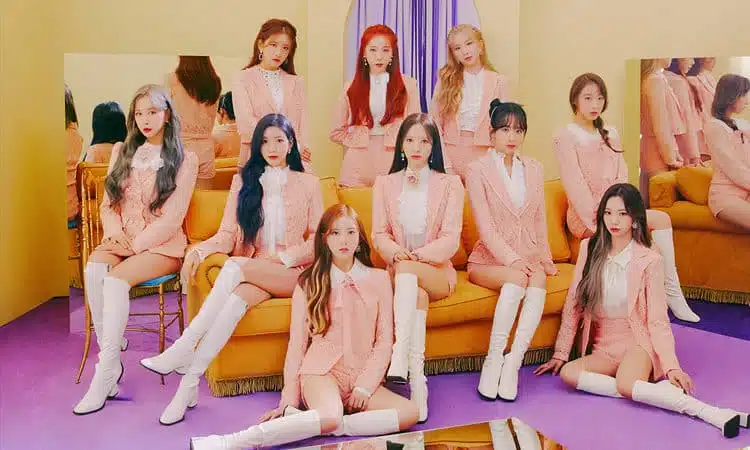 Cosmic girls se encuentra buscando su reflejo en la foto grupal de Unnatural