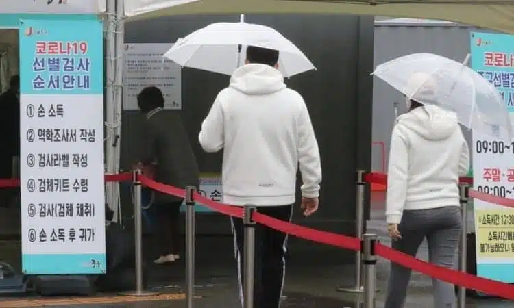 Centro de pruebas COVID-19 en Seúl