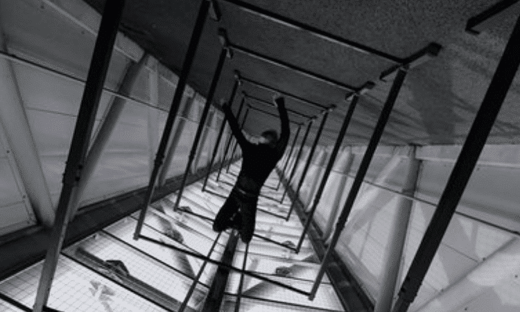 Hoshi de SEVENTEEN se pone de cabeza en el vídeo teaser de 'Spider