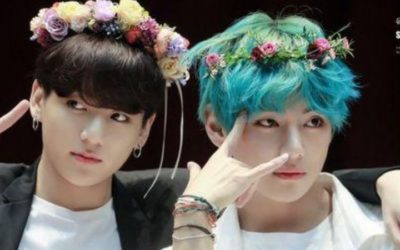 Jungkook y V de BTS en firma de autógrafos