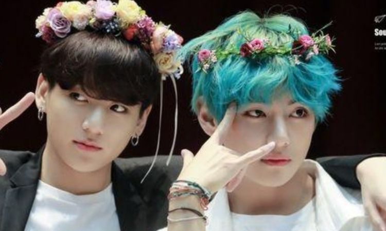 Jungkook y V de BTS en firma de autógrafos