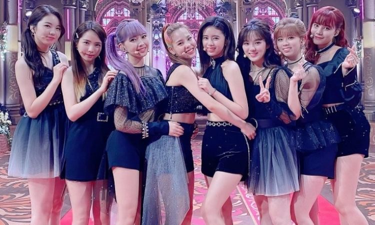 NiziU en un programa de televisión en Japón