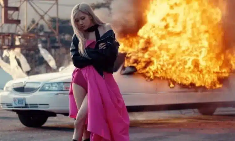 Escena del MV On The Ground