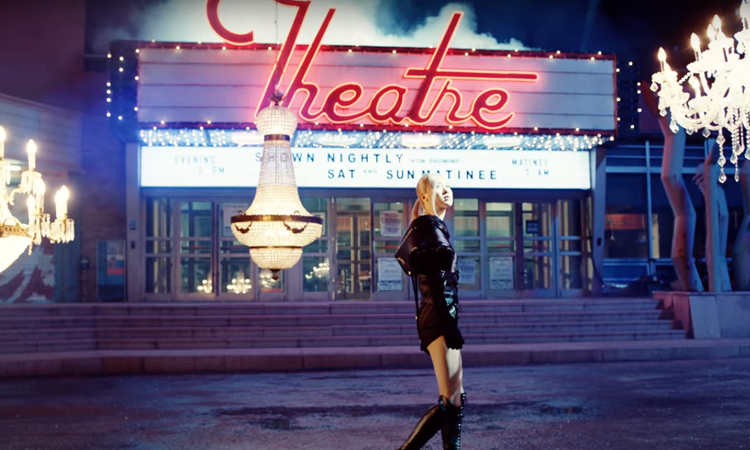 Rosé hace su debut en solitario con 'On The Ground'