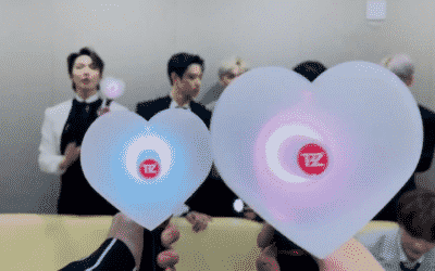 THE BOYZ enseña su light stick oficial en una transmisión de V Live 