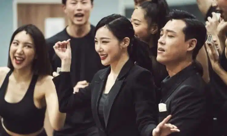 Tiffany Young en los ensayos para Chicago