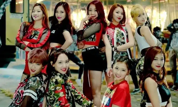 Escena de Like OOH-AAH