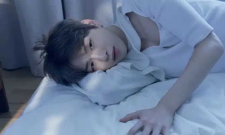 Kang Daniel muestra su lado sexy en su foto concepto de YELLOW