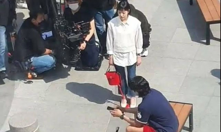 Se filtran fotos del set de filmación del próximo dorama Yumi’s Cells con Kim Go Eun y Jinyoung