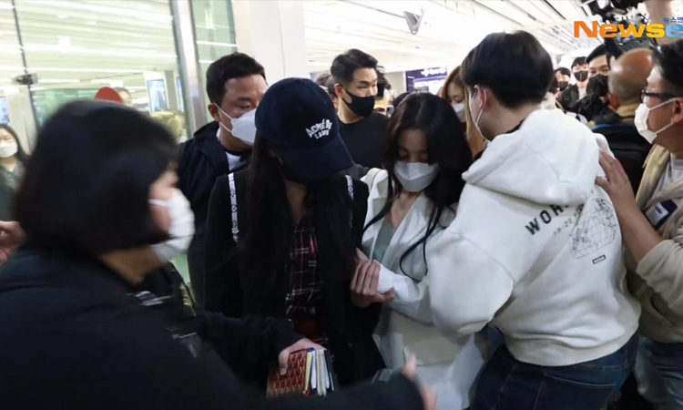 ONCE exige a JYP Entertainment de proteger a TWICE en el aeropuerto