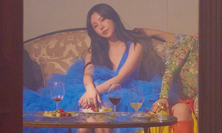 Wheein de MAMAMOO nos enamora con su vestido azul para Redd